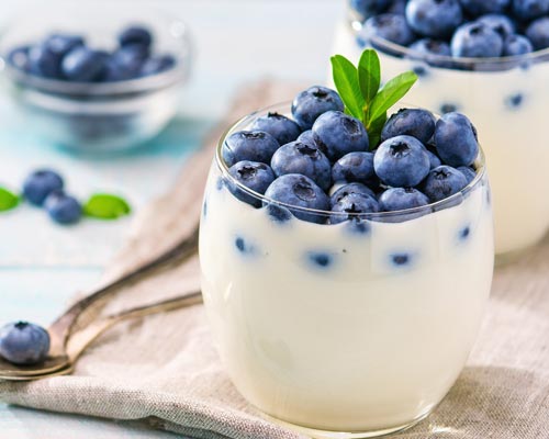 ブルーベリーをヨーグルトにトッピング